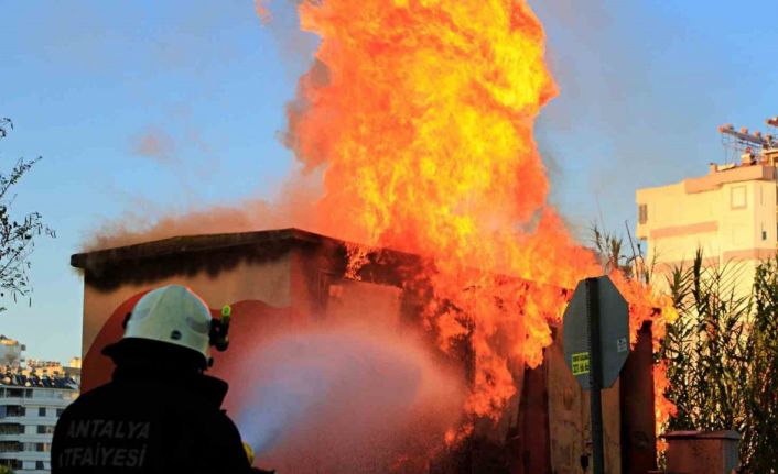 Aşırı yüklenmeyi kaldırmayan trafo alev alev yandı