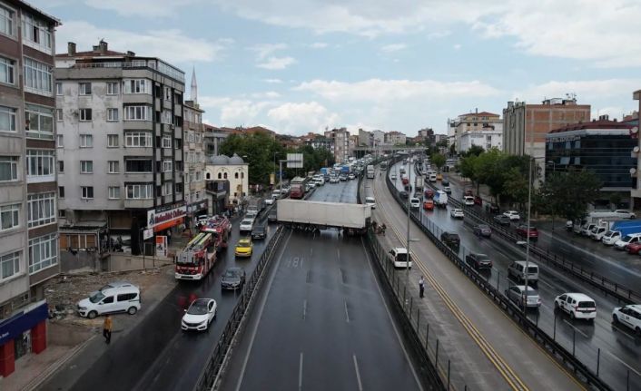 Avcılar’da tır yoldan çıktı: E5 Karayolu trafiğe kapatıldı