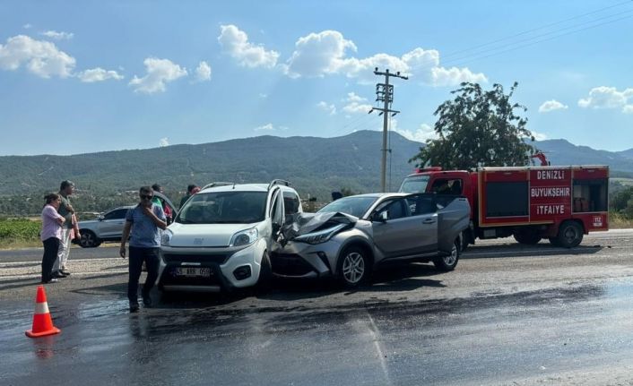 Aynı yöne giden 2 otomobil çarpıştı 6 yaralı