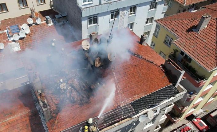 Bahçelievler’de 6 katlı binanın çatı katı alev alev yandı