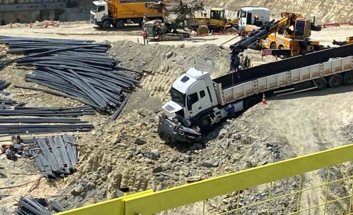 Bahçelievler’de inşaat alanında freni boşalan demir yüklü tır otomobili biçti