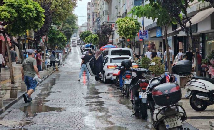 Bandırma’da sağanak yağış serinlik getirdi