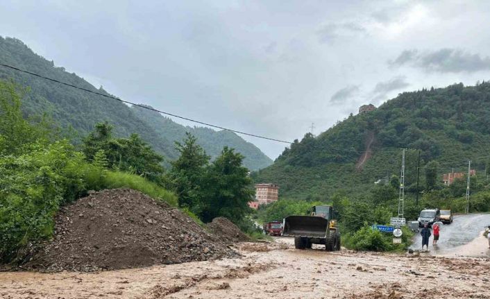 Belediye ekipleri şiddetli yağışlar sonrası kapanan yolları ulaşıma açtı