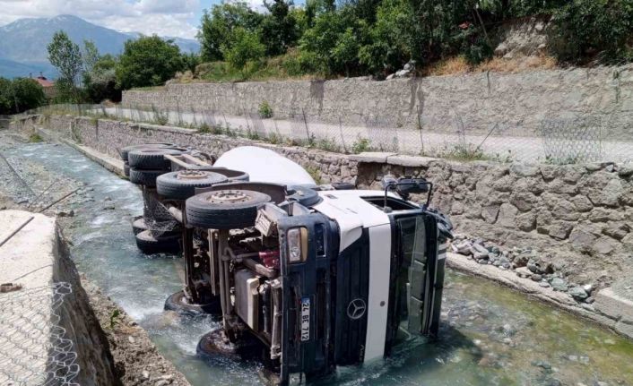 Beton mikseri su kanalına düştü