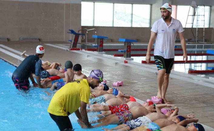 Bozkır topraklarda gençler, yüzerek sağlıklı kalıyor