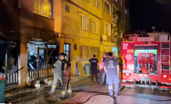 Bursa’da alevli gece...4 katlı binadakiler korku dolu anlar yaşadı