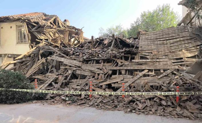 Bursa’da metruk bina saniyeler içinde yerle bir oldu