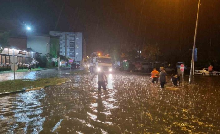 Çarşamba’yı sel aldı, ekipler arı gibi çalıştı