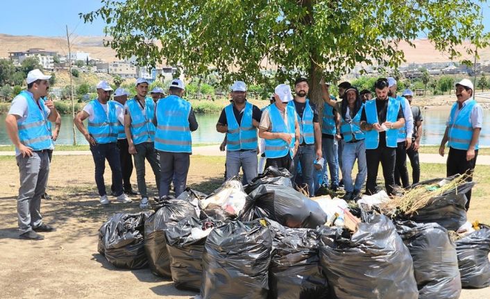 Cizre’de denetimli serbestlik yükümlüleri parkları temizledi