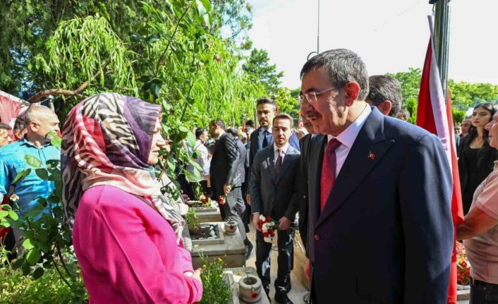 Cumhurbaşkanı Yardımcısı Yılmaz, 15 Temmuz şehitliğini ziyaret etti