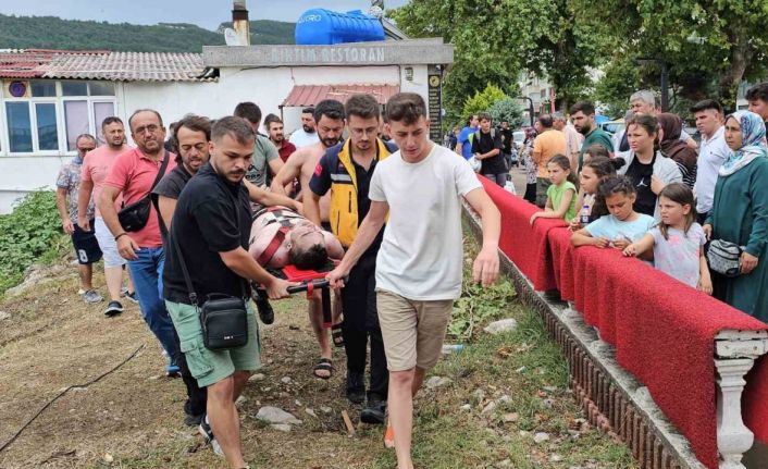 Denizde akıntıya kapılan vatandaşı boğulmaktan restoran çalışanı kurtardı