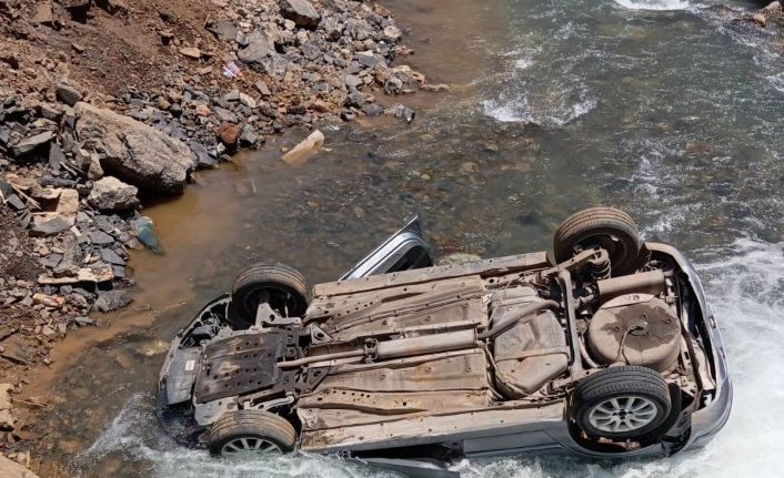 Dereye uçan otomobildeki 3 kişi yara almadan kurtuldu