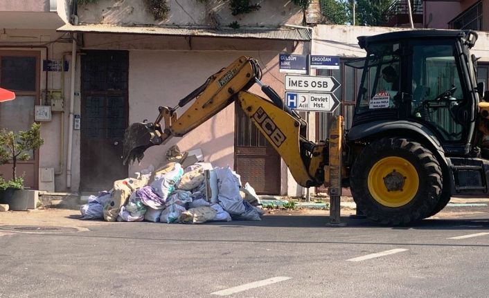 Dilovası’nda molozlar toplanıyor