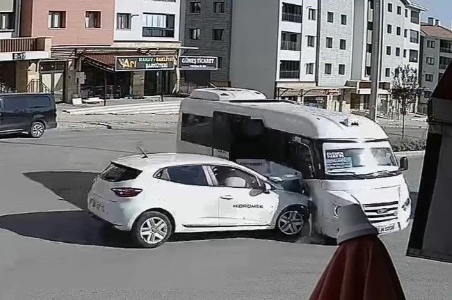 Elazığ’da otomobil ile minibüsün çarpışma anı kameralara yansıdı