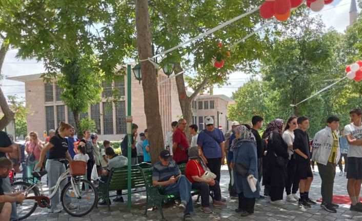 Eskişehir’de ücretsiz döner kuyruğu oluştu