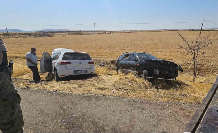 Gaziantep’te 2 araç kafa kafaya çarpıştı: 6 yaralı