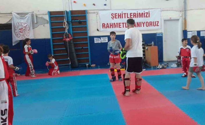 Gedizli kick boks sporcuları Türkiye Şampiyonasına hazırlanıyorlar