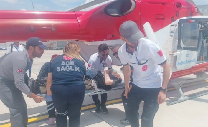 Göğüs ağrısı şikayeti olan hasta için helikopter ambulans havalandı