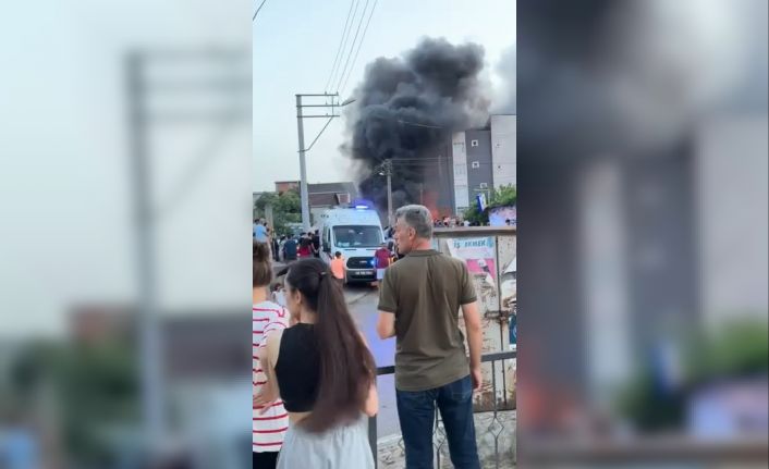 Hurdalıkta çıkan yangın gökyüzünü siyah dumanla kapladı