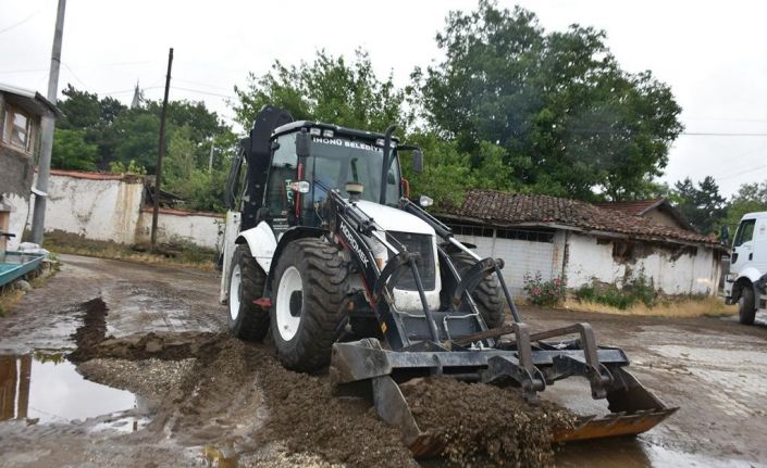 İnönü Belediyesi çamur ve molozlardan kapanan yolları açtı