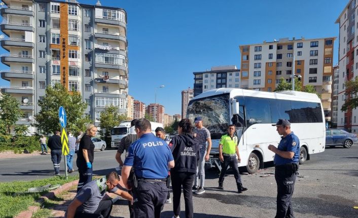 İşçi servisi ile kamyon çarpıştı: 10 yaralı