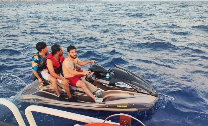 Jet ski ile kaçmaya çalıştılar