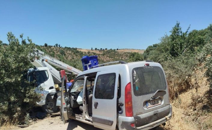 Kamyonet ile hafif ticari araç kafa kafaya çarpıştı: 2 yaralı