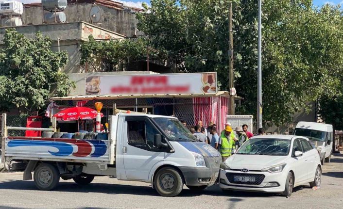 Kamyonet kasasından otomobilin üzerine uçtular: 2 yaralı