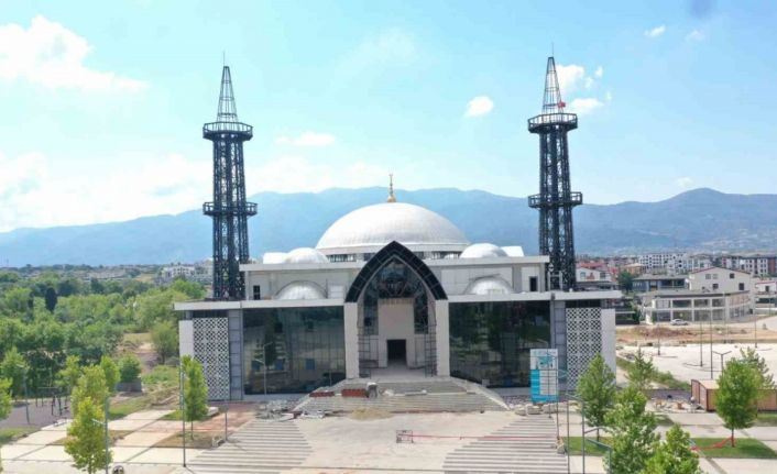 Kartepe Kent Meydanı Camii’nde hummalı çalışma