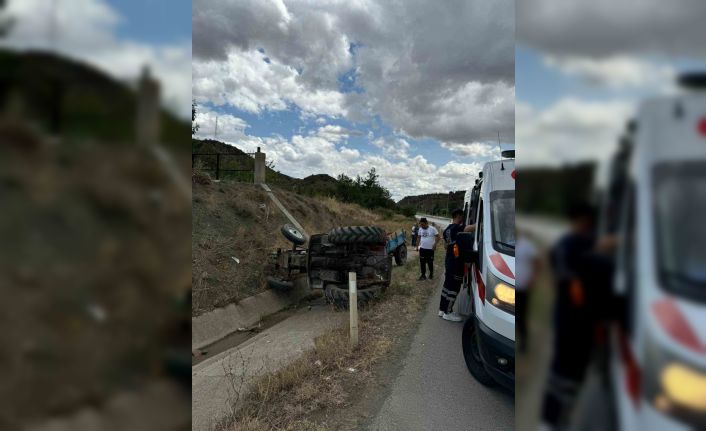 Kontrolden çıkan traktör devrildi, sürücü yaralandı