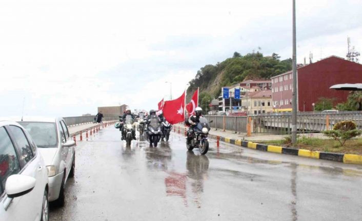 Kurtuluş Savaşı’nda cephanenin taşındığı İstiklal Yolu’nu motorla geçiyorlar