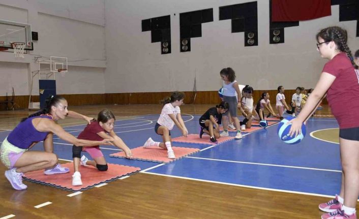 Kuşadası’nda çocuklar yaz spor okuluyla tatili keyifli geçiriyor