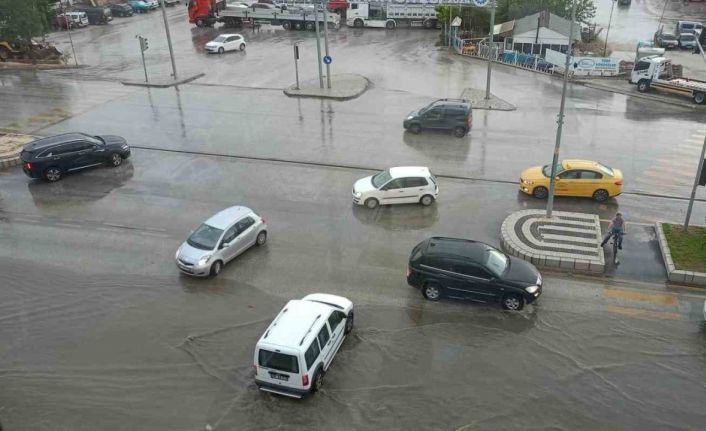 Kuvvetli sağanak yağış Bozüyük’te etkisini gösterdi