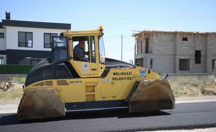 Melikgazi Belediyesi, Mimarsinan Mahallesi’nde 9 sokakta asfalt çalışması yapıyor