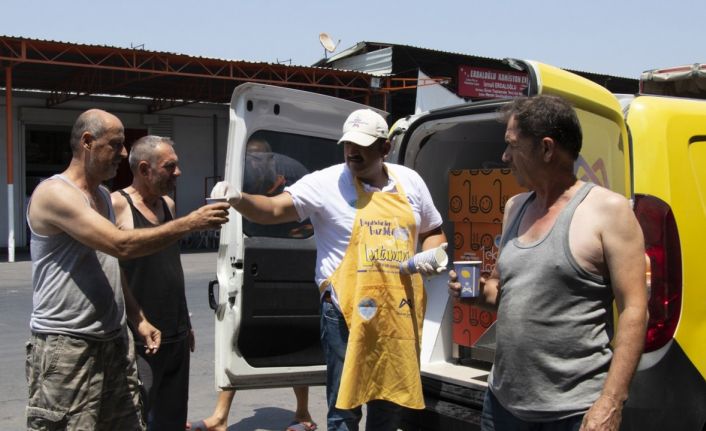 Mersin’de sıcak havada vatandaşlara limonata ikramı