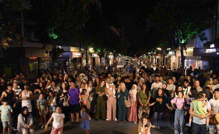 Milli Kuvvetler Caddesi trafiğe kapandı, sanata kapı açtı