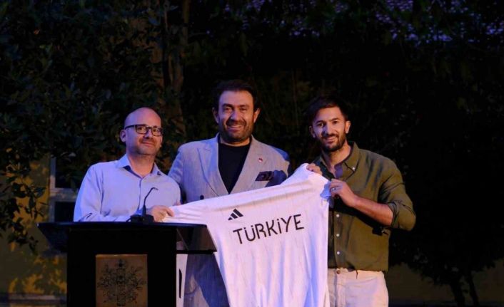 Murat Aksu’dan başkonsolos Gauvin’e anlamlı hediye