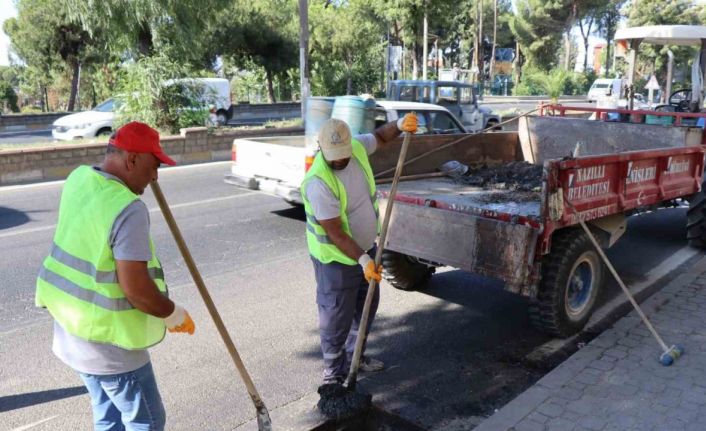 Nazilli’de karayolu güzergahı üzerinde mazgal temizliği yapıldı