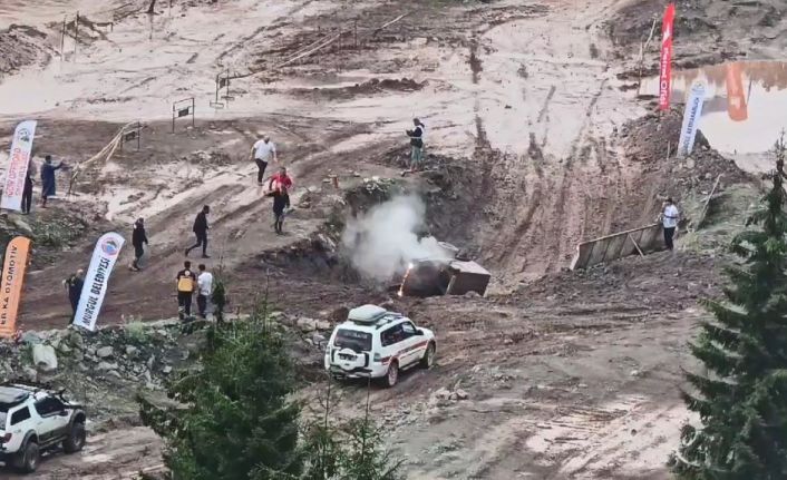 Off-Road yarışlarında devrilen araç yarışlara veda etti