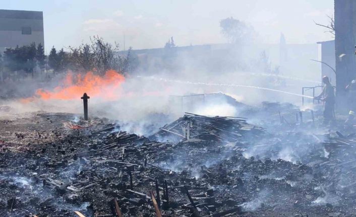 Ot yangını fabrika bahçesine sıçradı