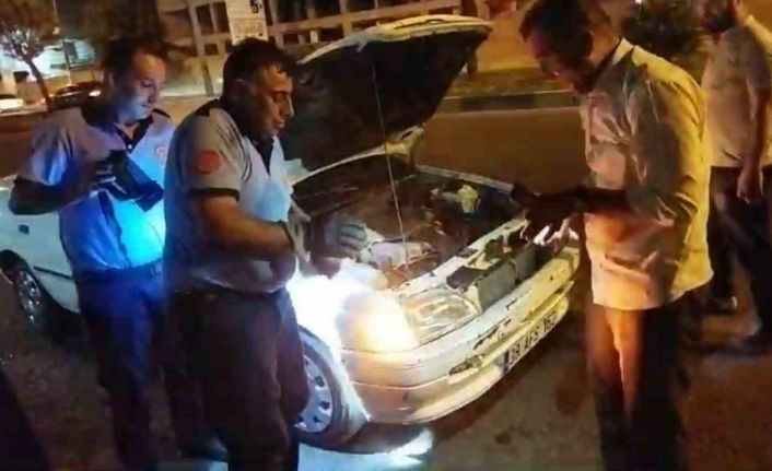 Otomobilin motoruna giren kediyi itfaiye çıkardı