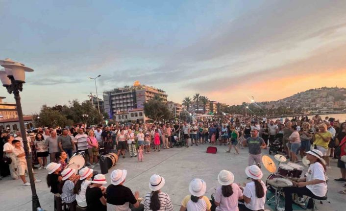 (Özel) Köy çocukları tatilde binlerce turiste konser verdi