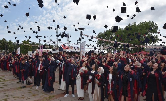 Sağlık Hizmetleri MYO’da 864 öğrencinin mezuniyet heyecanı