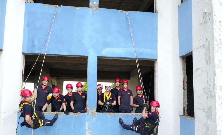 Sakaryalılar yangına müdahaleyi itfaiye erlerinden öğreniyor