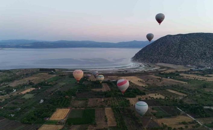 Salda Gölü’nde sıcak hava balonuyla ilk uçuş