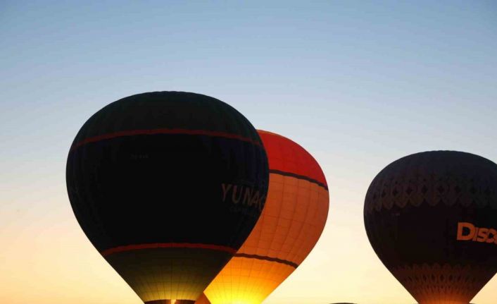 Sıcak hava balonları 15 Temmuz’da Türk bayrağı ve pankartlarla havalandı