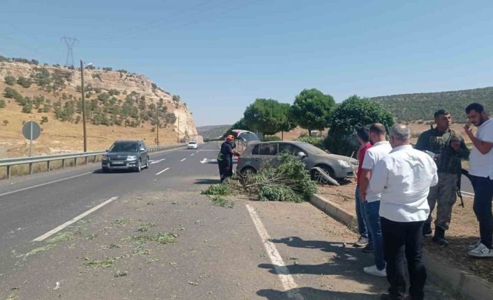 Sürücüsünün kontrolünden çıkan otomobil refüje çıktı: 1 yaralı