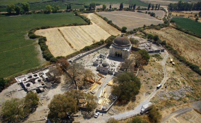 Tarihin derin izlerini taşıyan külliye keşfedilmeyi bekliyor