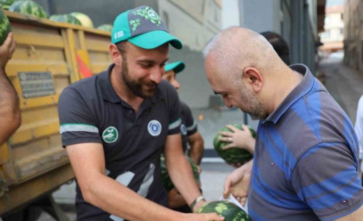 Tarlada kalan karpuzları çiftçiden aldılar, vatandaşa ücretsiz dağıttılar