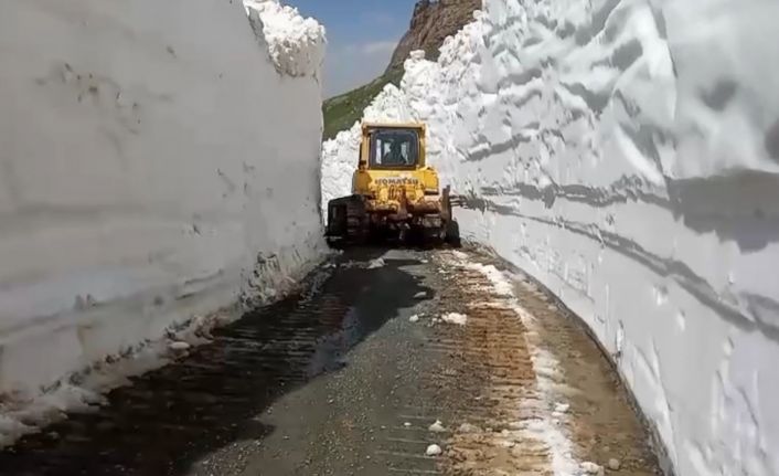 Temmuz ayında 8 metrelik karda yol açma çalışması